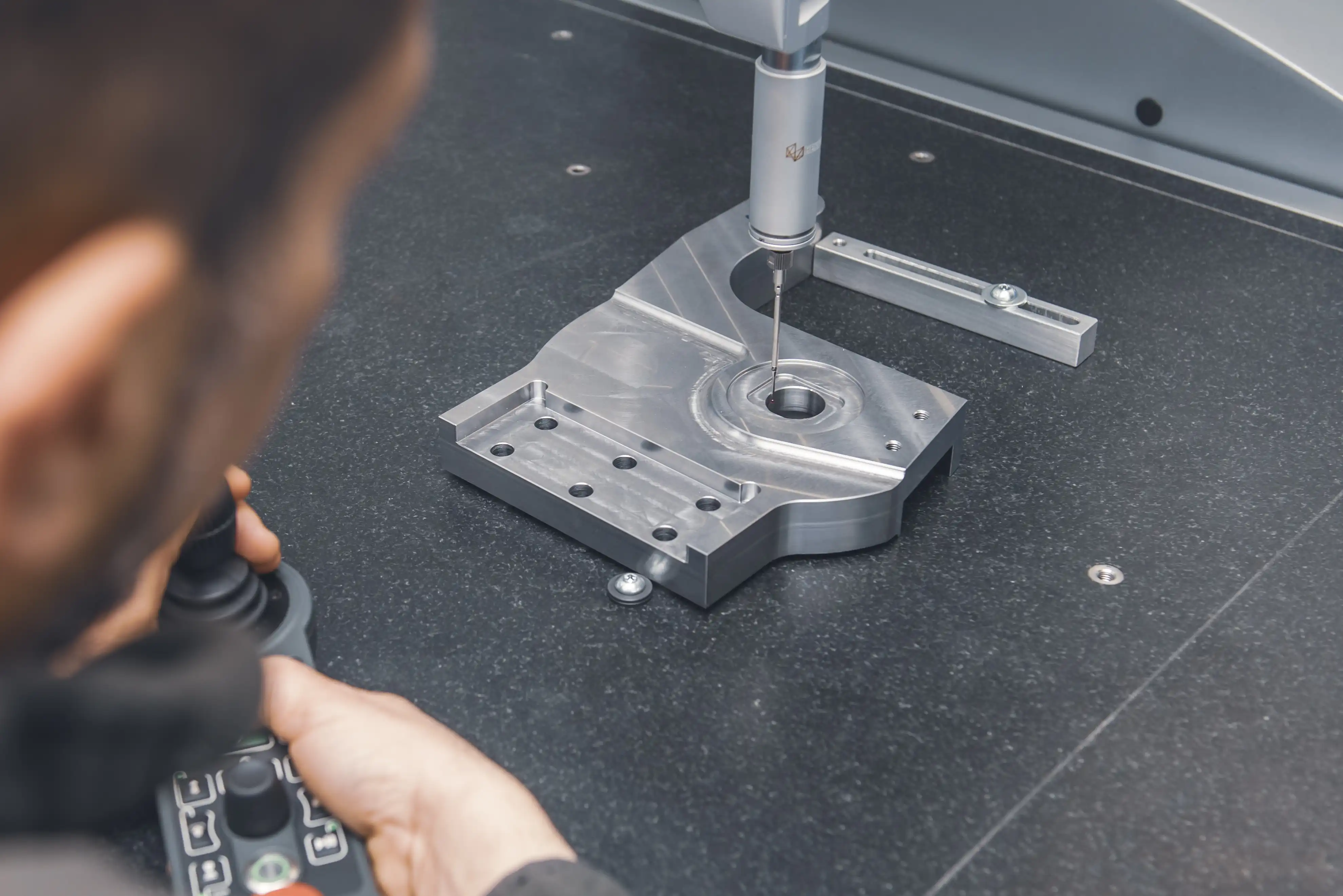 Tornio CNC per lavorazioni ad alta precisione