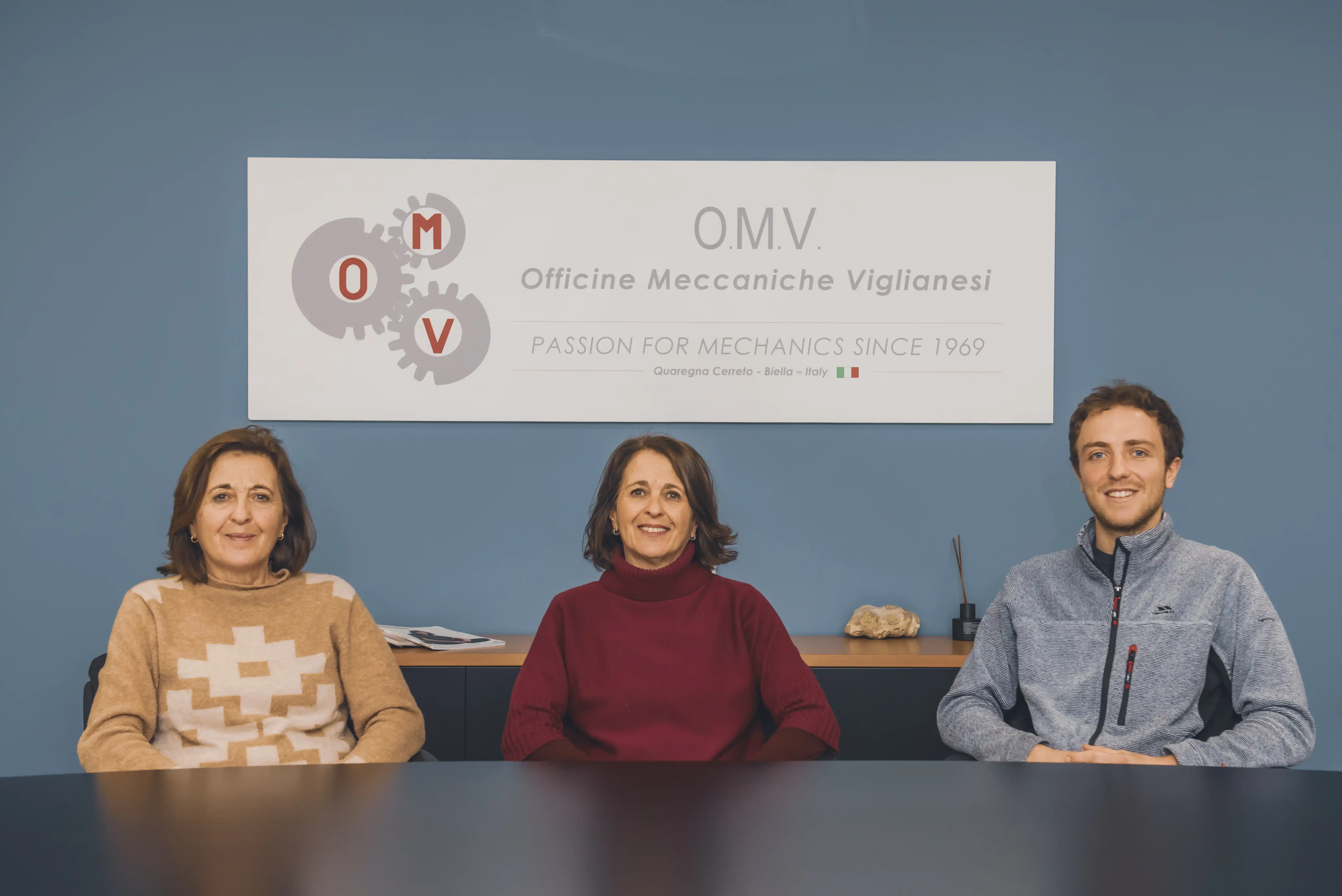 Tre generazioni della famiglia Viglianesi in officina