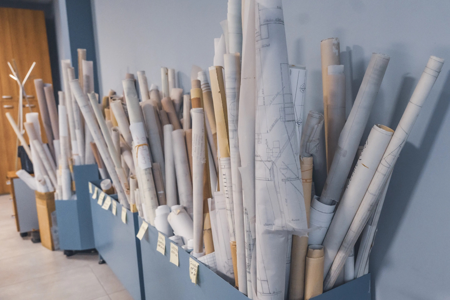 Archivio di disegni tecnici arrotolati nell'ufficio tecnico OMV